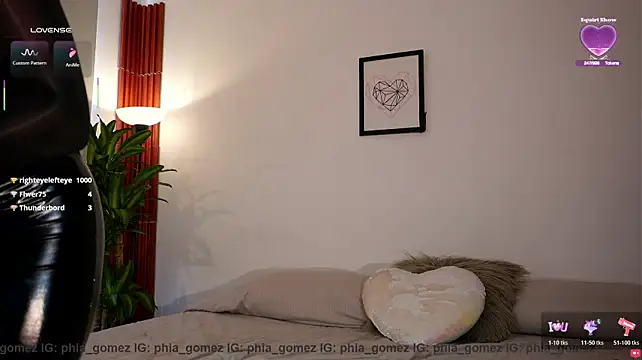 whitneyhot live cam on StripChat