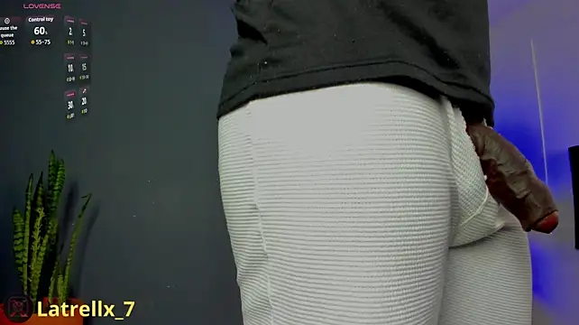 latrellx7 (M young) - Rub bulge in close up🍆