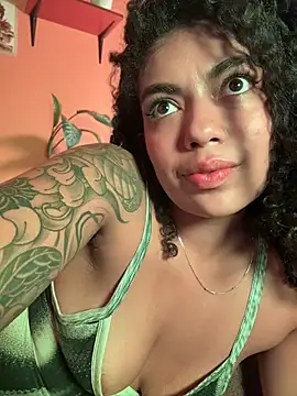 Morenayaa live cam on StripChat