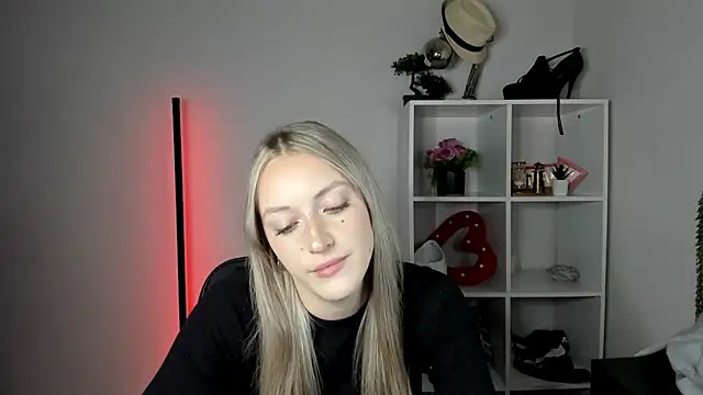 EvelynBlond live cam on StripChat