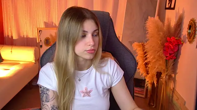 EllieCutes live cam on StripChat