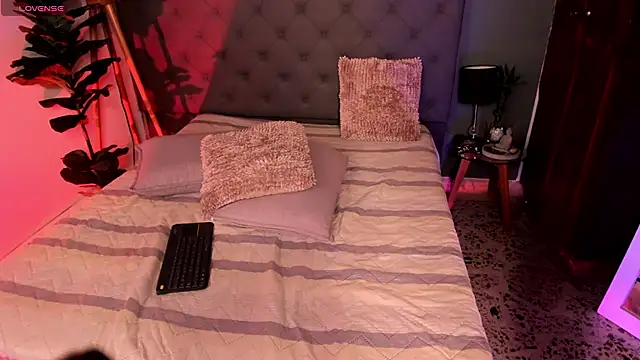 ConnieCole1 live cam on StripChat