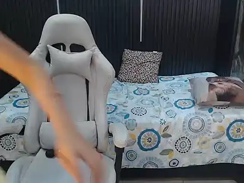 naomis_36 live cam on StripChat