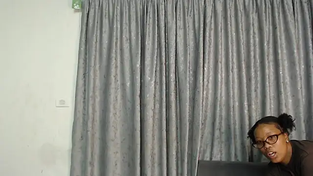 Doja_Peach live cam on StripChat