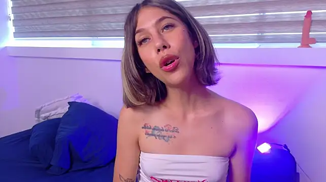 ZoeyPetit live cam on StripChat