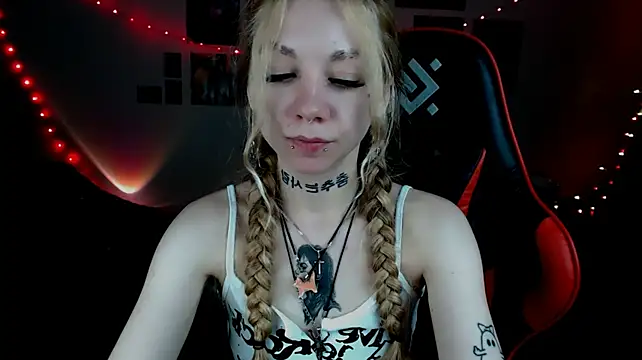Nica_Kawaii live cam on StripChat