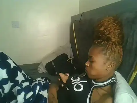 Prettyquueen live cam on StripChat