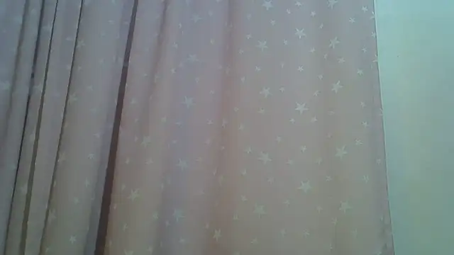 SkinnyKitten live cam on StripChat