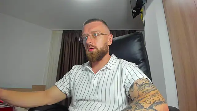 Findom_guy live cam on StripChat