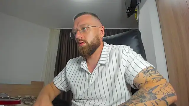 Findom_guy live cam on StripChat