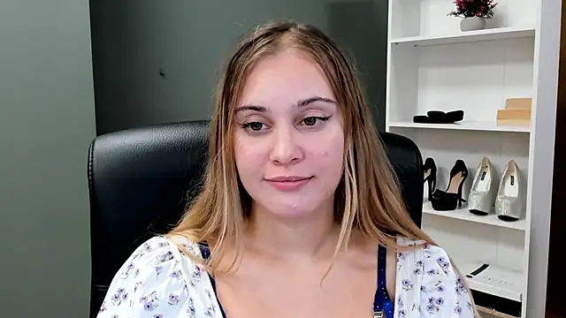 kitty_valeria momentopname van live room op Stripchat