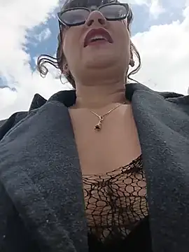 tata_sanz_ live cam preview