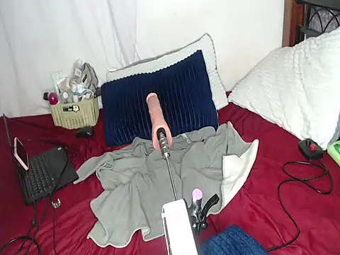 Whimsicalwillow live cam on StripChat