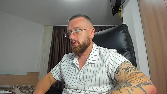 Findom_guy live cam on StripChat