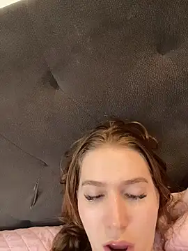 Aneruivinhaa live cam on StripChat
