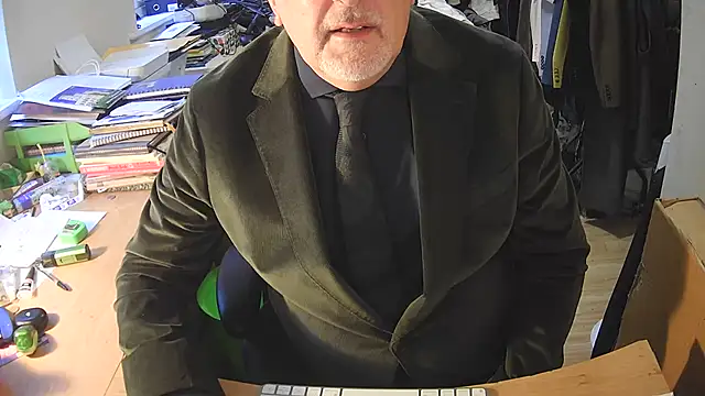 SuitedSub63 live cam on StripChat