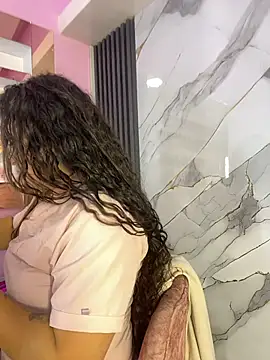 Model: Nails_Lucia