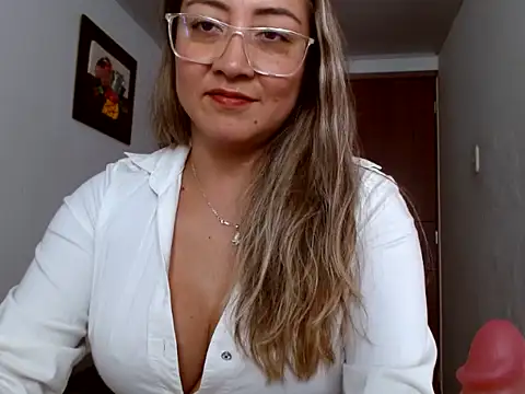 officialrosevelvett live cam on StripChat