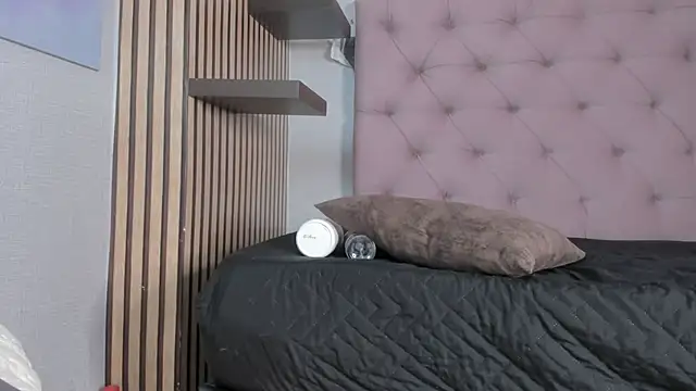 adelle__fox live cam on StripChat