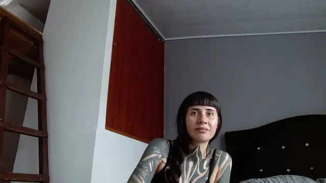 Emilia_1995 live cam on StripChat