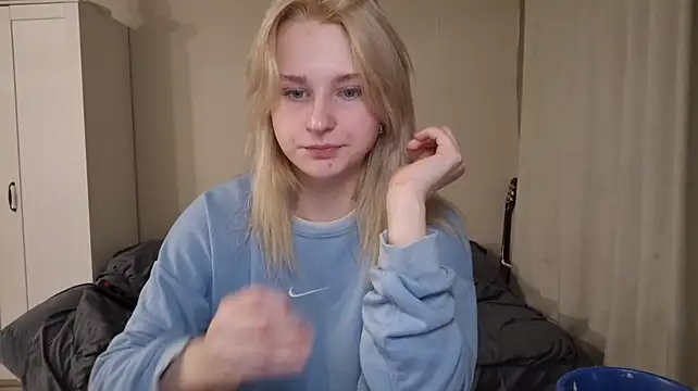 BloomMoon live cam on StripChat