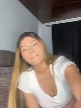 Alessandrabloom_ live cam on StripChat