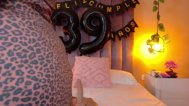AliceeJoness_ live cam on StripChat