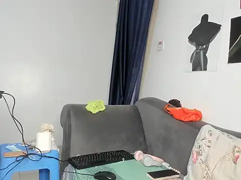 tinydolll live cam on StripChat