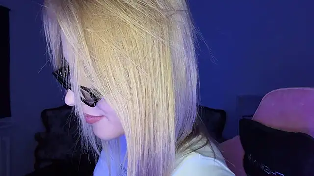 neweva_ live cam on StripChat