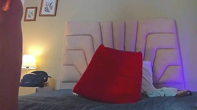 Eva-Millss live cam on StripChat
