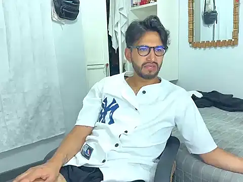 thomass1018 live cam on StripChat