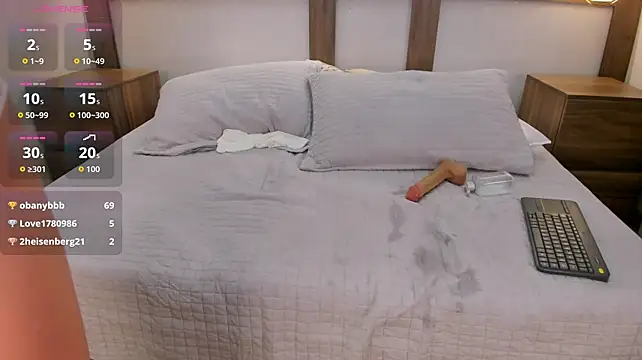 Emii_Lux live cam on StripChat