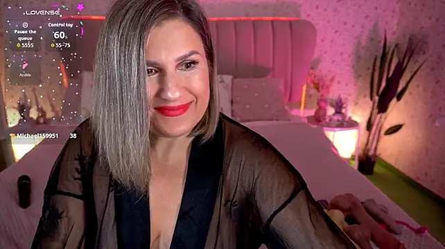 KiraRoxx live cam on StripChat