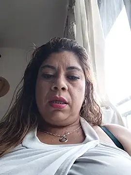 Laura-Hernandez live cam on StripChat