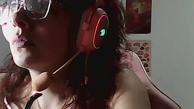 Owly_bloom live cam on StripChat