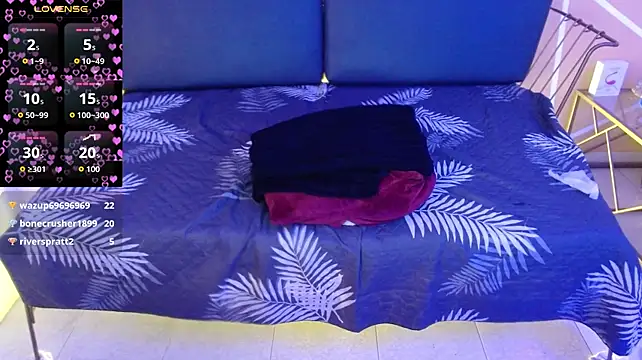 Roxanne_vale live cam on StripChat