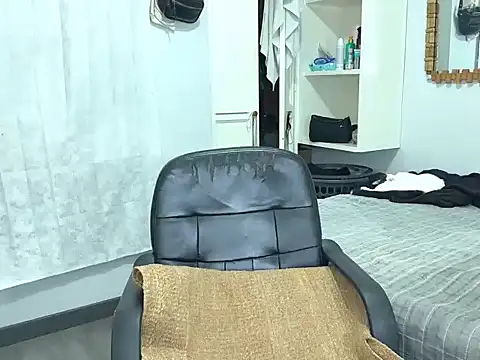 thomass1018 live cam on StripChat