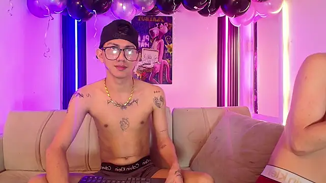 Marcus_and_Tony live cam on StripChat