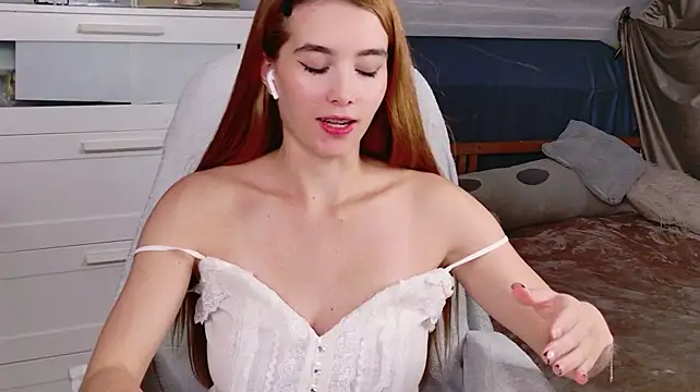 Lunavira live cam on StripChat