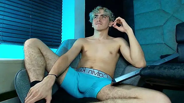 Tyler_Mcrey live cam on StripChat
