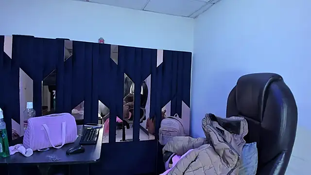 Aisha_hotts777 live cam on StripChat