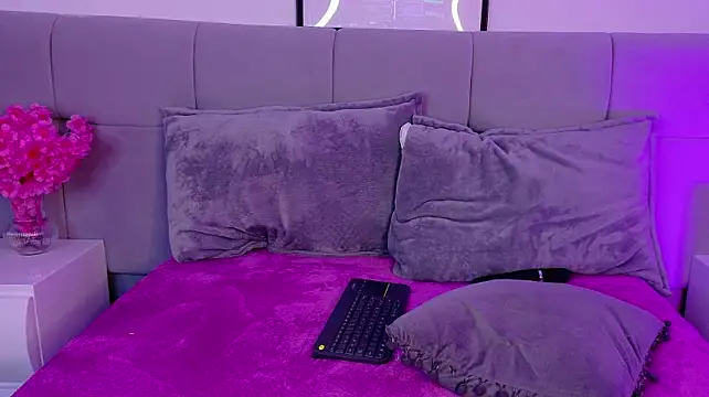 Nicolee_Saint