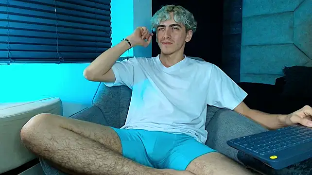 Tyler_Mcrey live cam on StripChat