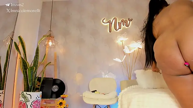 Nicolemorelli2 live cam on StripChat