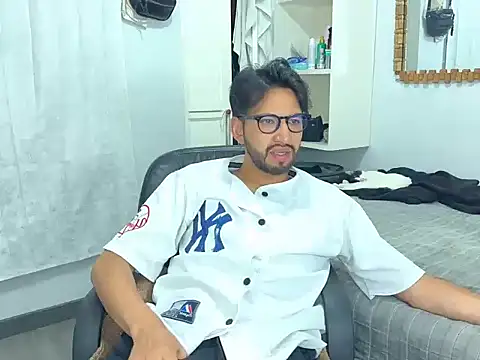 thomass1018 live cam on StripChat