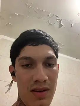 omarjr009 live cam on StripChat