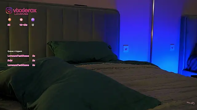 ViXXXiee live cam on StripChat
