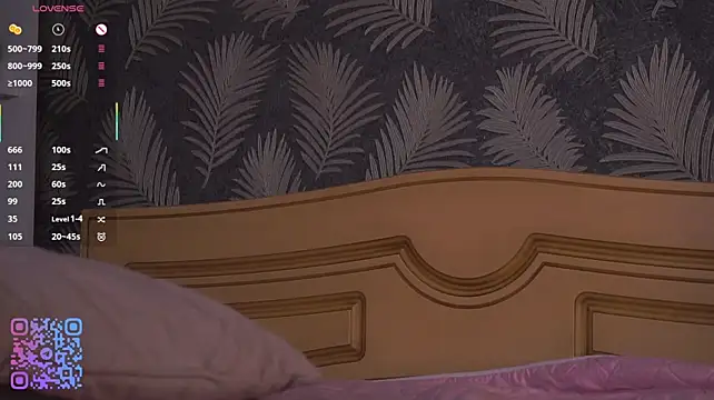CaroleeMir live cam on StripChat