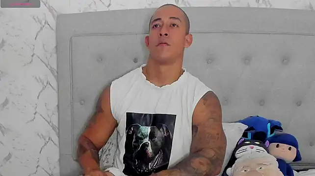 luigiferrara live cam on StripChat