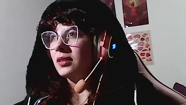 Owly_bloom live cam on StripChat